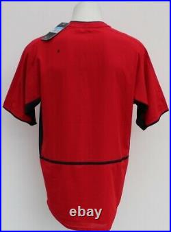 2002-03 Man Utd Champions Home Shirt Squad Signed inc. Beckham & Van Nistelrooy