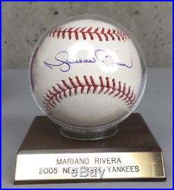 2005 Mariano Rivera Autographed Baseball Yankees Signed Ball In Display Case