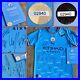 MCFC_02940_Official_Certification_Manchester_City_2022_2023_Squad_Shirt_Signed_01_eiqz