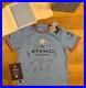 Manchester_City_Squad_Treble_Winning_Season_2022_2023_Shirt_Club_COA_16_Sigs_01_vwxk