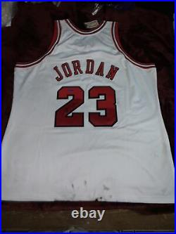 Michael Jordan Bulls Signed 1997-98 Mitchell & Ness White Jersey Upper Deck
