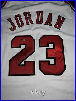 Michael Jordan Bulls Signed 1997-98 Mitchell & Ness White Jersey Upper Deck