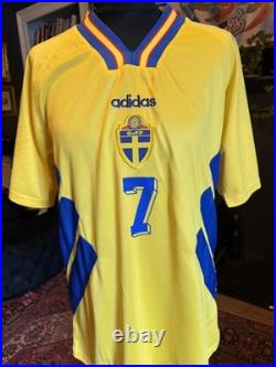 Rare Henrik Larsson signed Sweden shirt with coa