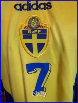Rare Henrik Larsson signed Sweden shirt with coa