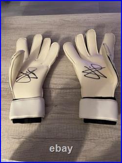 Signed Jordan Pickford's Personal Goalkeeper Gloves (Sports Memorabilia)